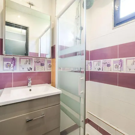بيت للعطل Charming In Le Petit With Covered Terrace *
